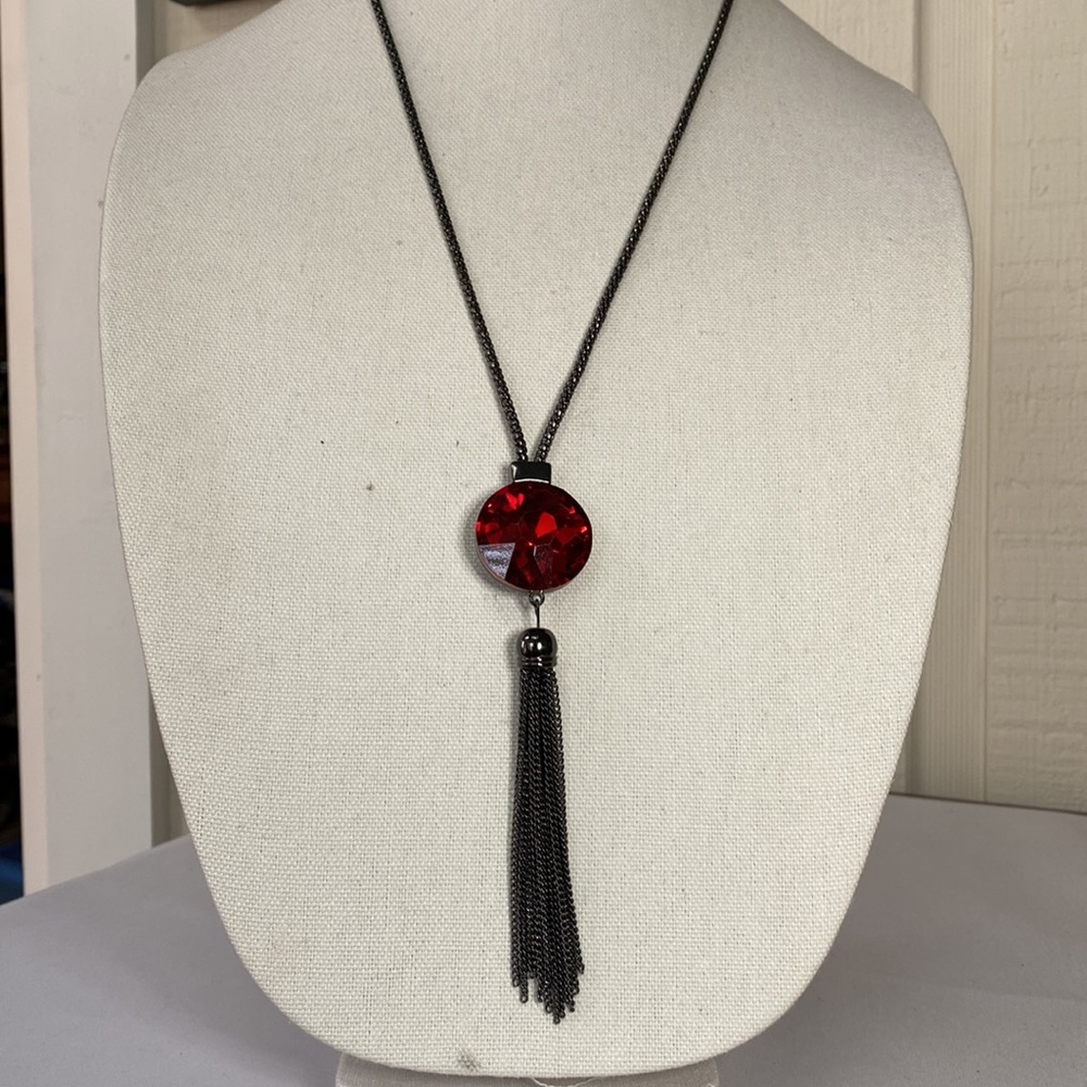 Long medallion style red rhinestone necklace - Picture 4 of 7